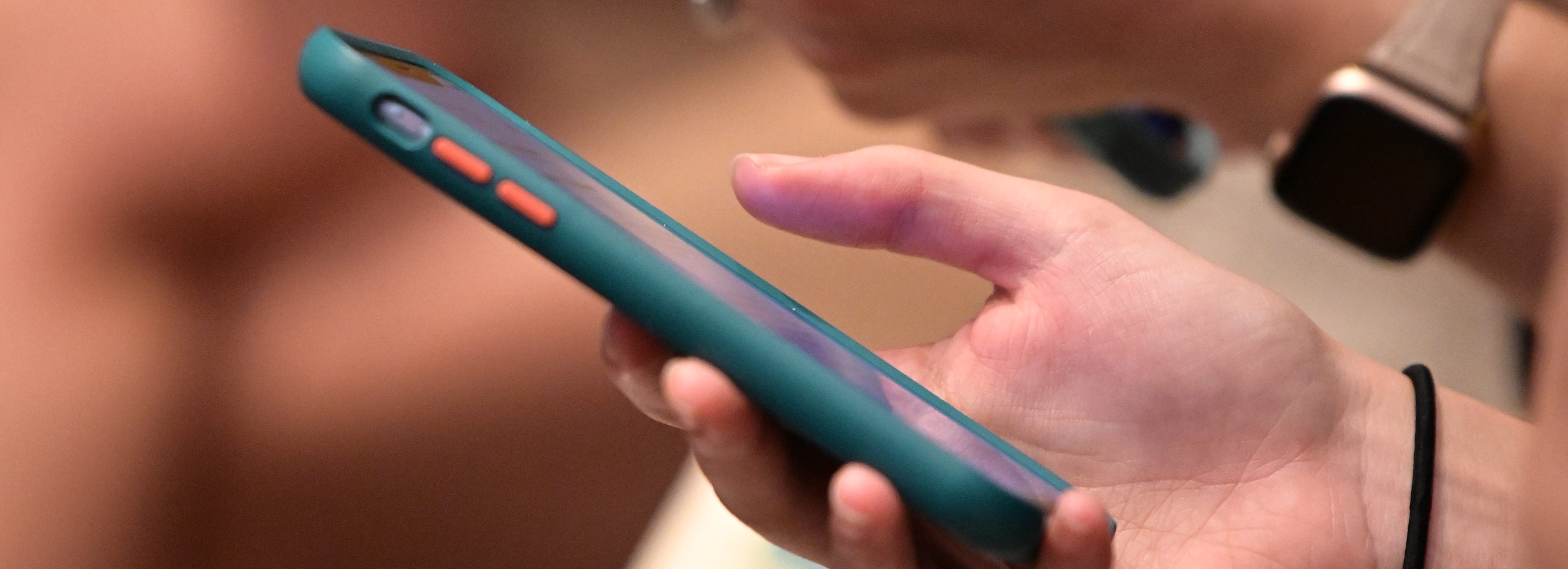 A hand holding a mobile phone